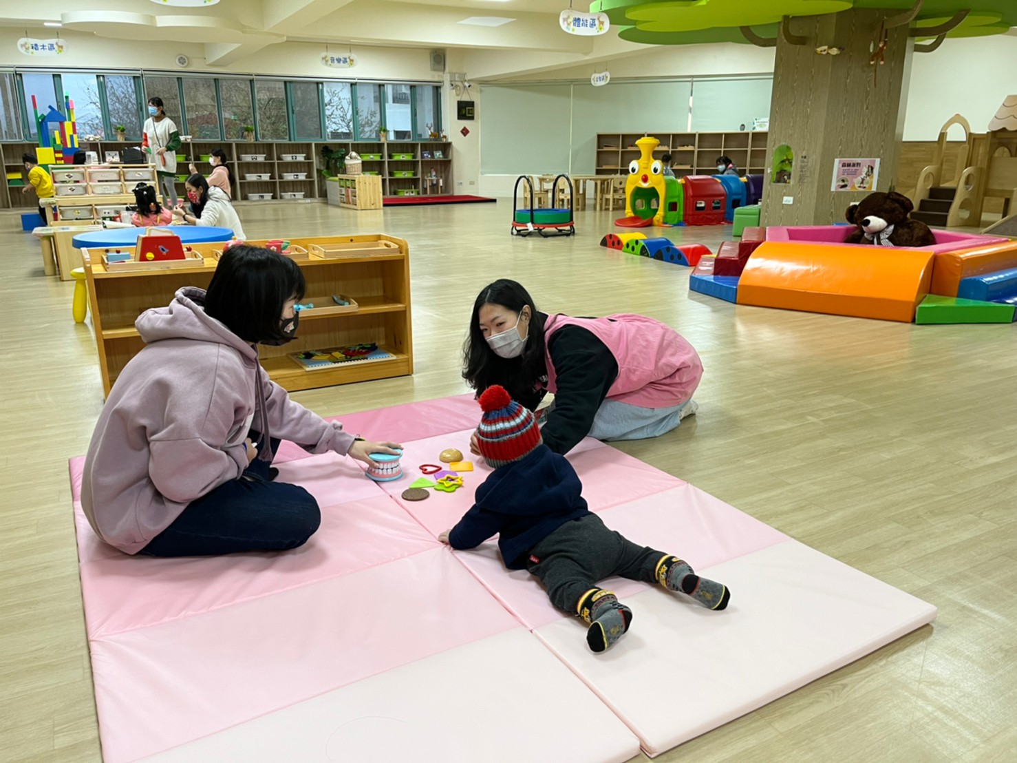 Gaming and learning zone – Specialists were guiding the parents and children to play together