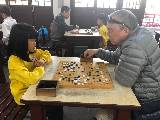 小朋友專注的下棋